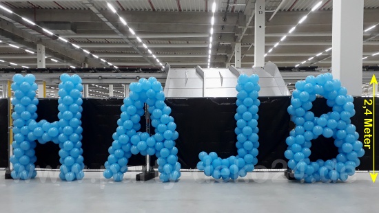 Center Neueröffnung: Schriftzug aus Luftballons