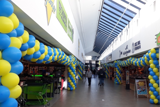 Ballondekoration Einkaufszentrum mit Luftballongirlanden