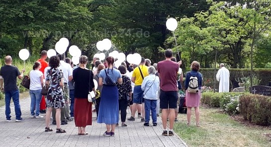 Beerdigung mit Luftballons / Heliumballons