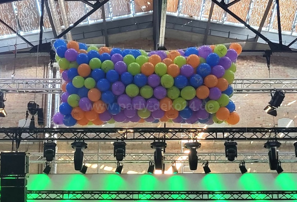 Firmenfeier Eventdeko mit Ballonnetz / Ballonregen