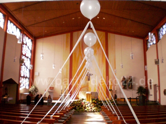 Helium Ballons in der Kirche / Hochzeitsdeko