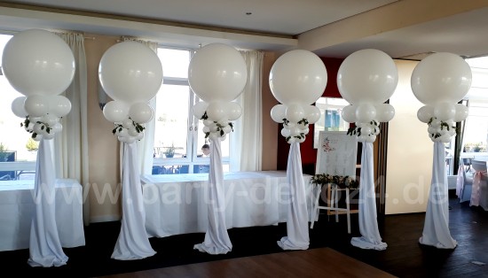 Hochzeitsfeier Dekoration mit Deko-Luftballons, Pflanzen und Dekostoff