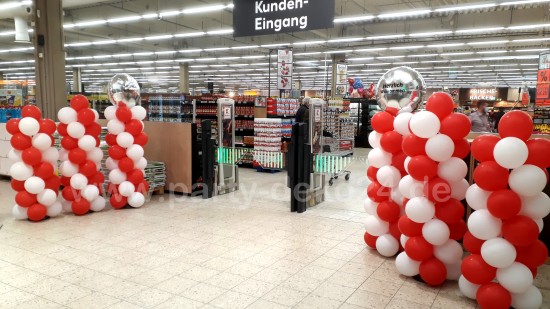 Neueröffnung Dekoration: Luftballonsäulen mit Beschriftung Neueröffnung Dekoration: Luftballonsäulen mit Beschriftung