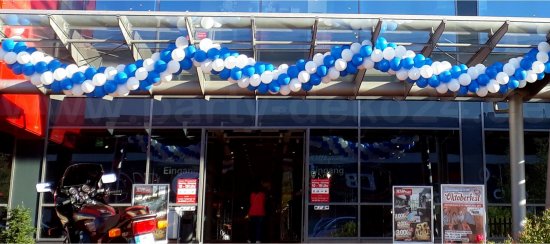 Oktoberfest Hannover: Deko mit Luftballons in Blau / Weiß
