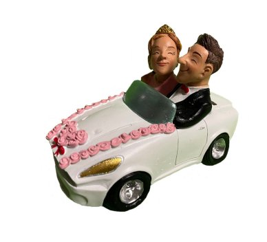 Modernes Hochzeitspaar im Auto